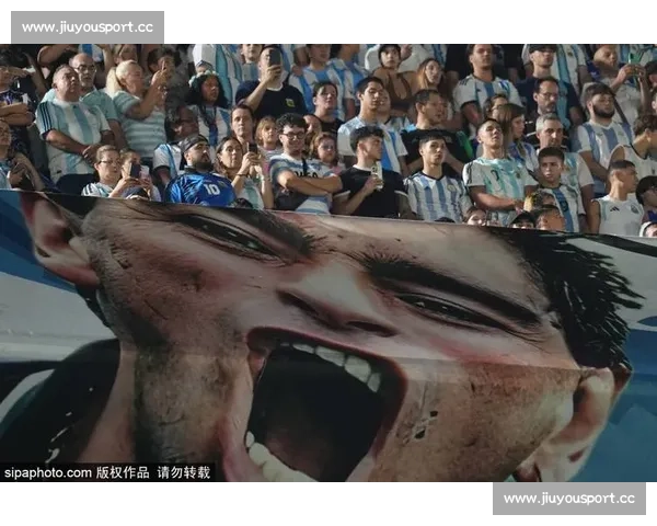 球迷怒吼！马竞主场气氛火爆，为球队加油！